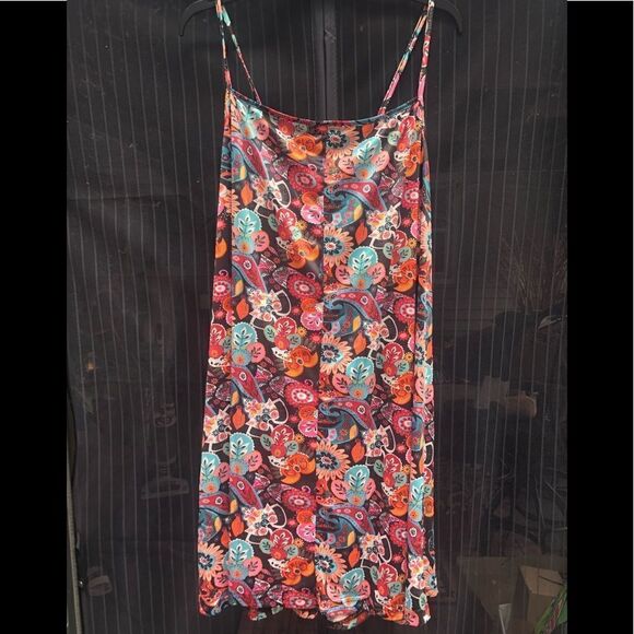 Floral halter dress . Lightweight built in slip layer . Perfect for summer .35” - Picture 6 of 8